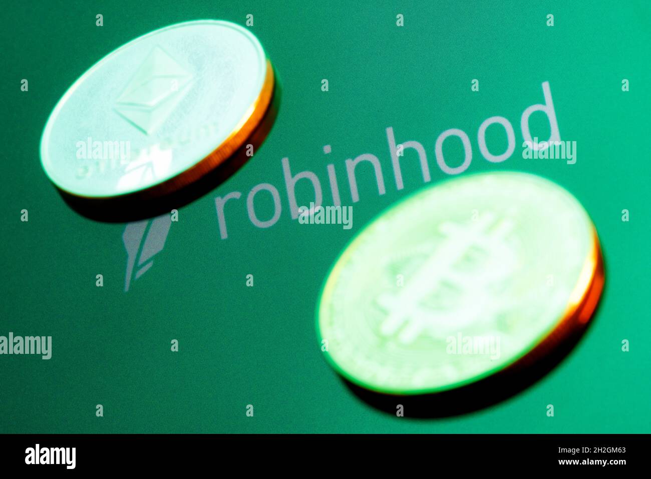 Robinhood Markets ist ein amerikanisches Broker-Dealer-Unternehmen. Robinhood-Logo umgeben von Bitcoin und Ethereum. Stockfoto