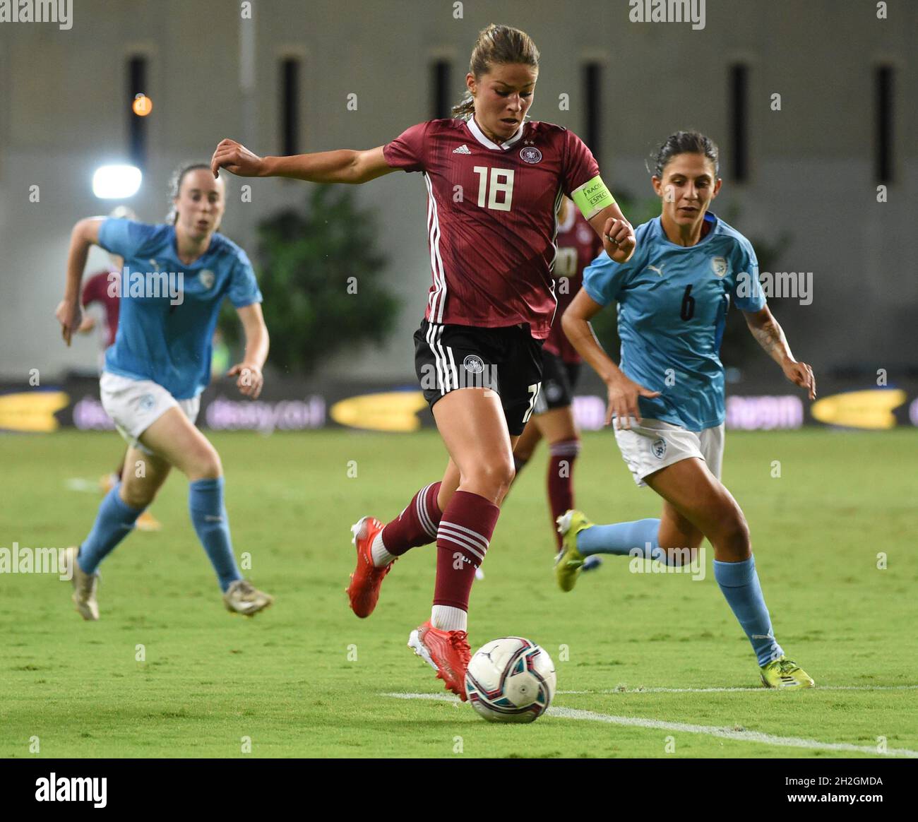 Petach Tikwa, Israel. Oktober 2021. Fußball, Frauen: WM-Qualifikation Europa, Gruppe H, Israel - Deutschland, im HaMoshava-Stadion. Deutschland: Die deutsche Frau, Frau Leupolz, in Aktion. Quelle: Berney Ardov/dpa/Alamy Live News Stockfoto