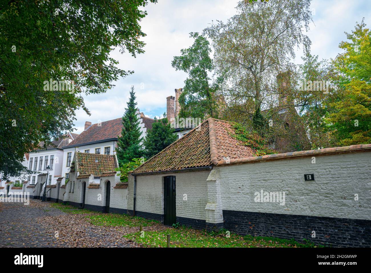 Erhaltene Gebäude im Beguinage (Begijnhof) in der historischen Stadt Brügge, Belgien Stockfoto
