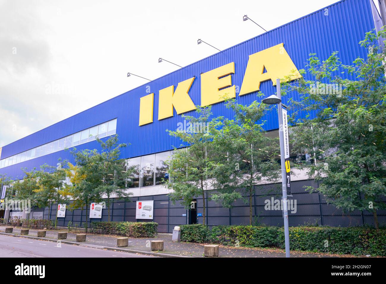 Vorderseite einer Niederlassung der schwedischen Möbelkette Ikea in der Stadt Utrecht, Niederlande Stockfoto