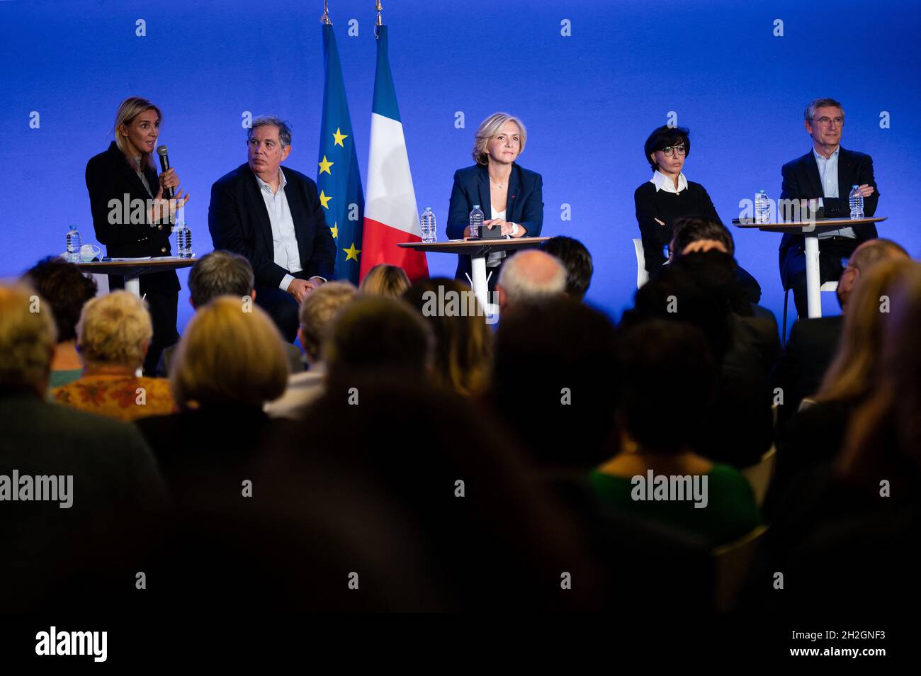 Agnes Evren, Präsidentin der Ile de France in Paris und Kandidatin für die französischen rechten Vorwahlen von Les Republicains (LR), Valerie Pecresse, Rachida Dati, Frederic Pechenard, während eines Treffens am 21. Oktober 2021 im Hauptquartier von Les Republicains (LR) in Paris. Foto von Mylen Deroche/ABACAPRESS.COM Stockfoto