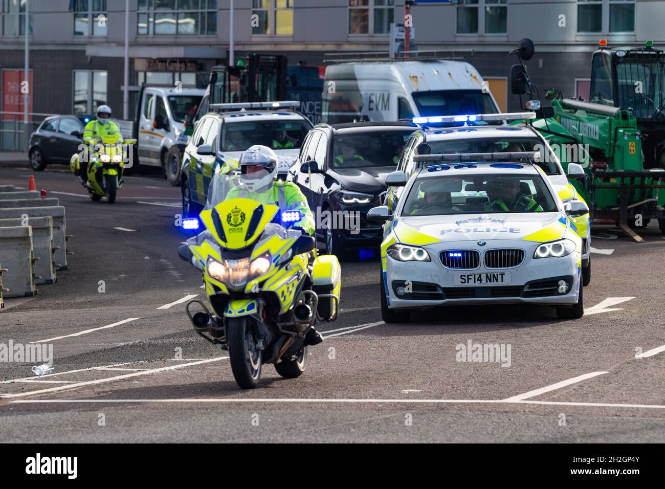 COP26 - Polizei übt auf dem Scottish Event Campus im Vorfeld der UN-Klimakonferenz, Glasgow, Schottland, Großbritannien, Fahrbegleitungsmanöver aus Stockfoto