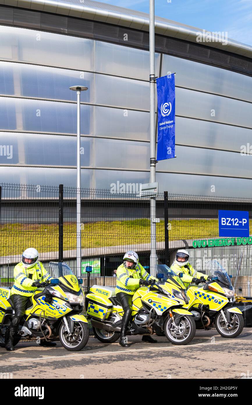 COP26 - Polizei übt auf dem Scottish Event Campus im Vorfeld der UN-Klimakonferenz, Glasgow, Schottland, Großbritannien, Fahrbegleitungsmanöver aus Stockfoto