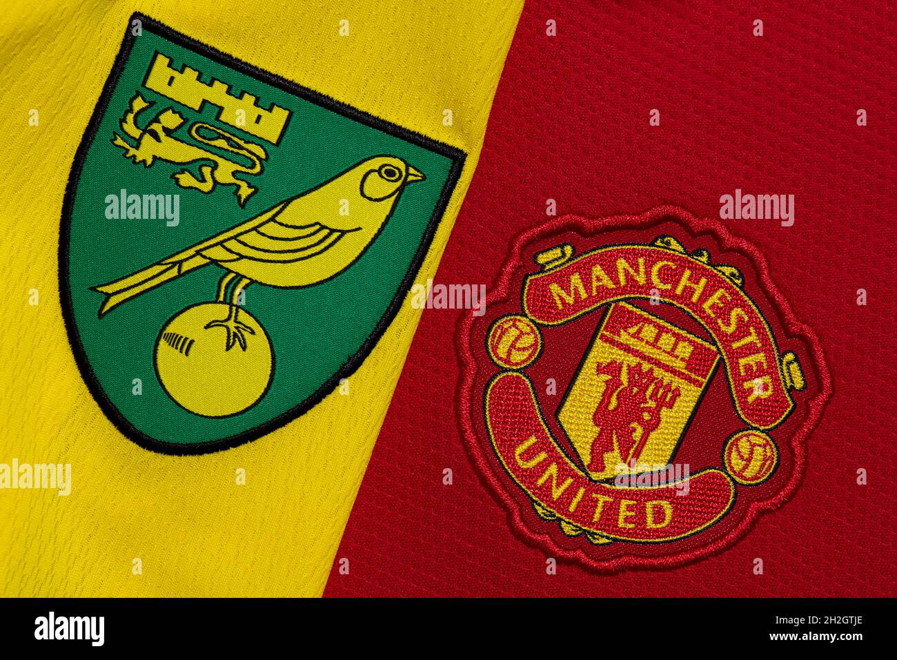 Nahaufnahme des Vereinswappens von man United und Norwich City. Stockfoto