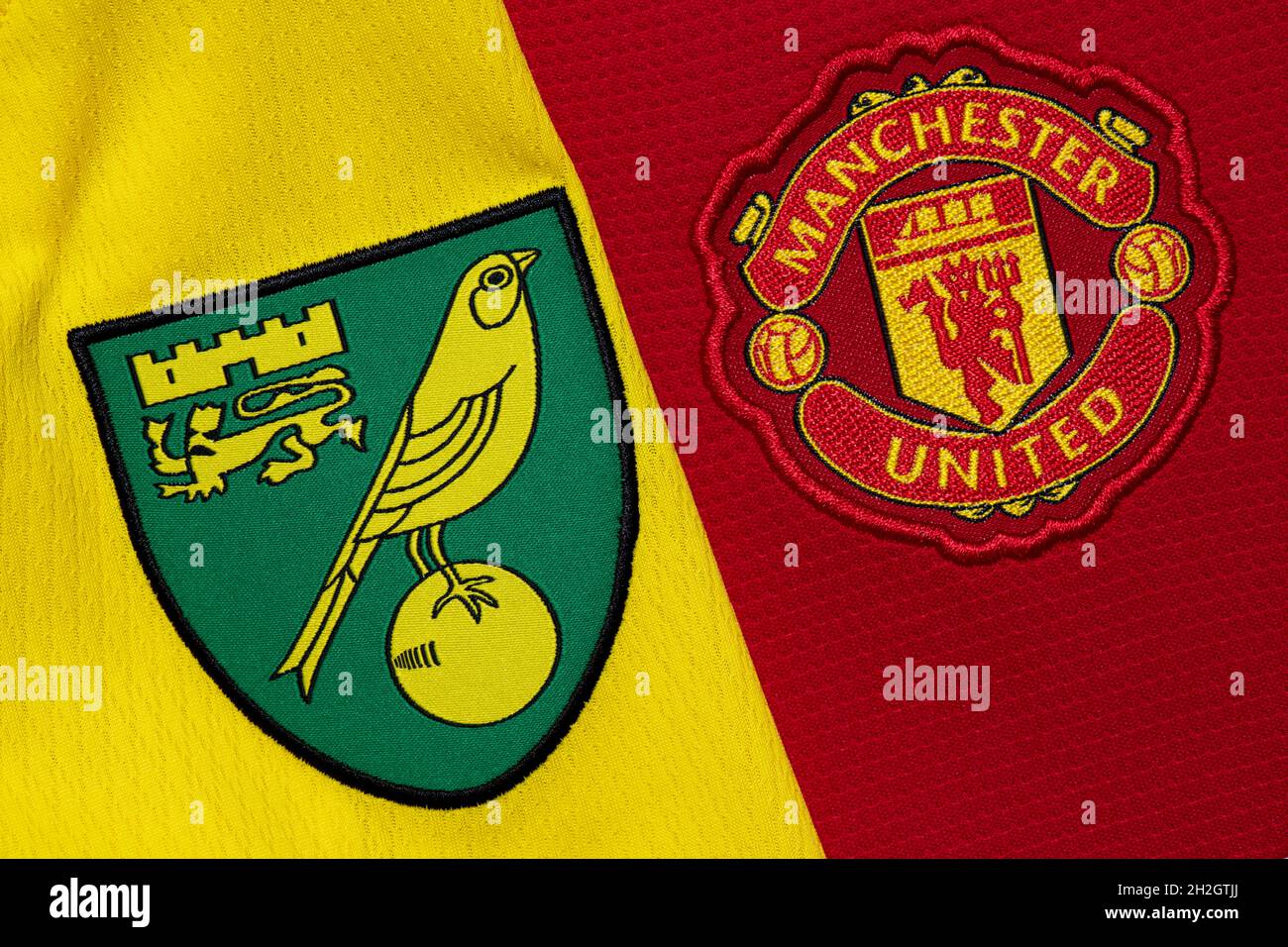 Nahaufnahme des Vereinswappens von man United und Norwich City. Stockfoto