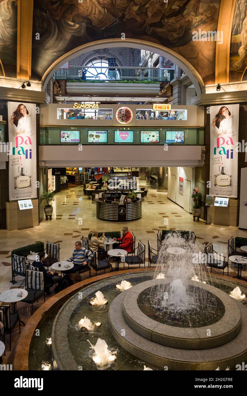 Vertikaler Hochwinkel-Blick auf das spektakuläre Innere des Einkaufszentrums Galerías Pacífico, Microcentro, Buenos Aires, Argentinien Stockfoto