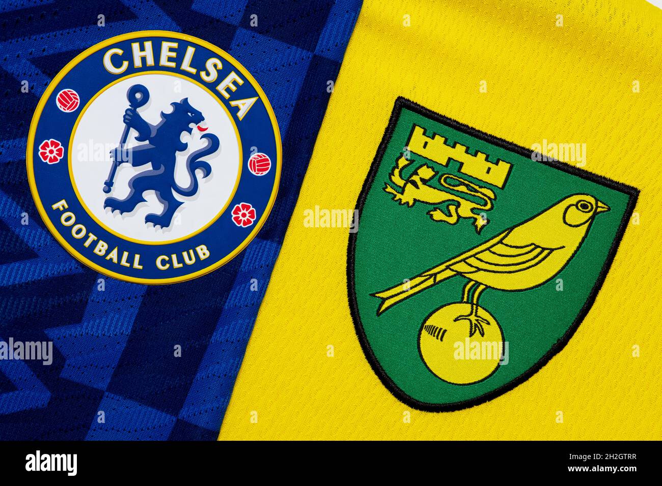 Nahaufnahme des Chelsea- und Norwich-Vereinswappens. Stockfoto