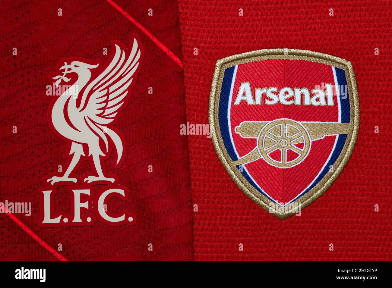 Nahaufnahme des Vereinswappens von Liverpool und Arsenal. Stockfoto