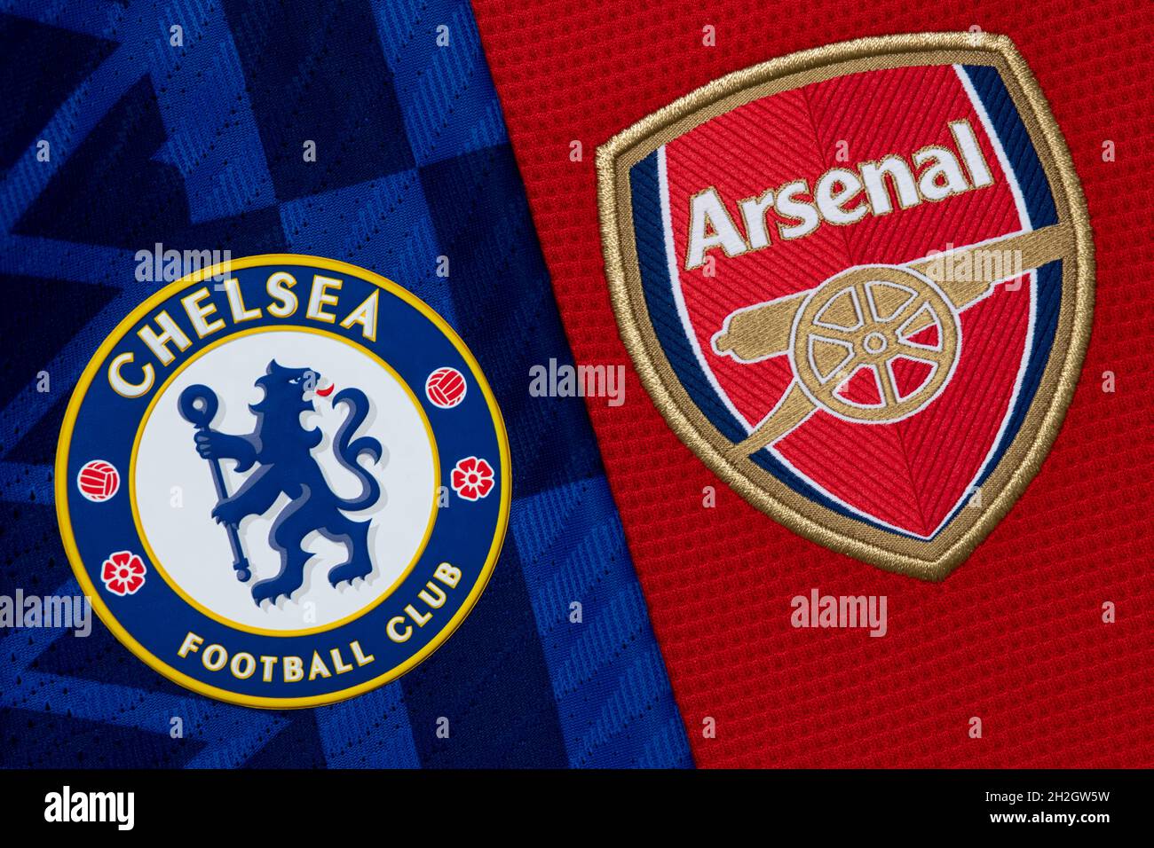 Nahaufnahme des Vereinswappens von Chelsea und Arsenal. Stockfoto