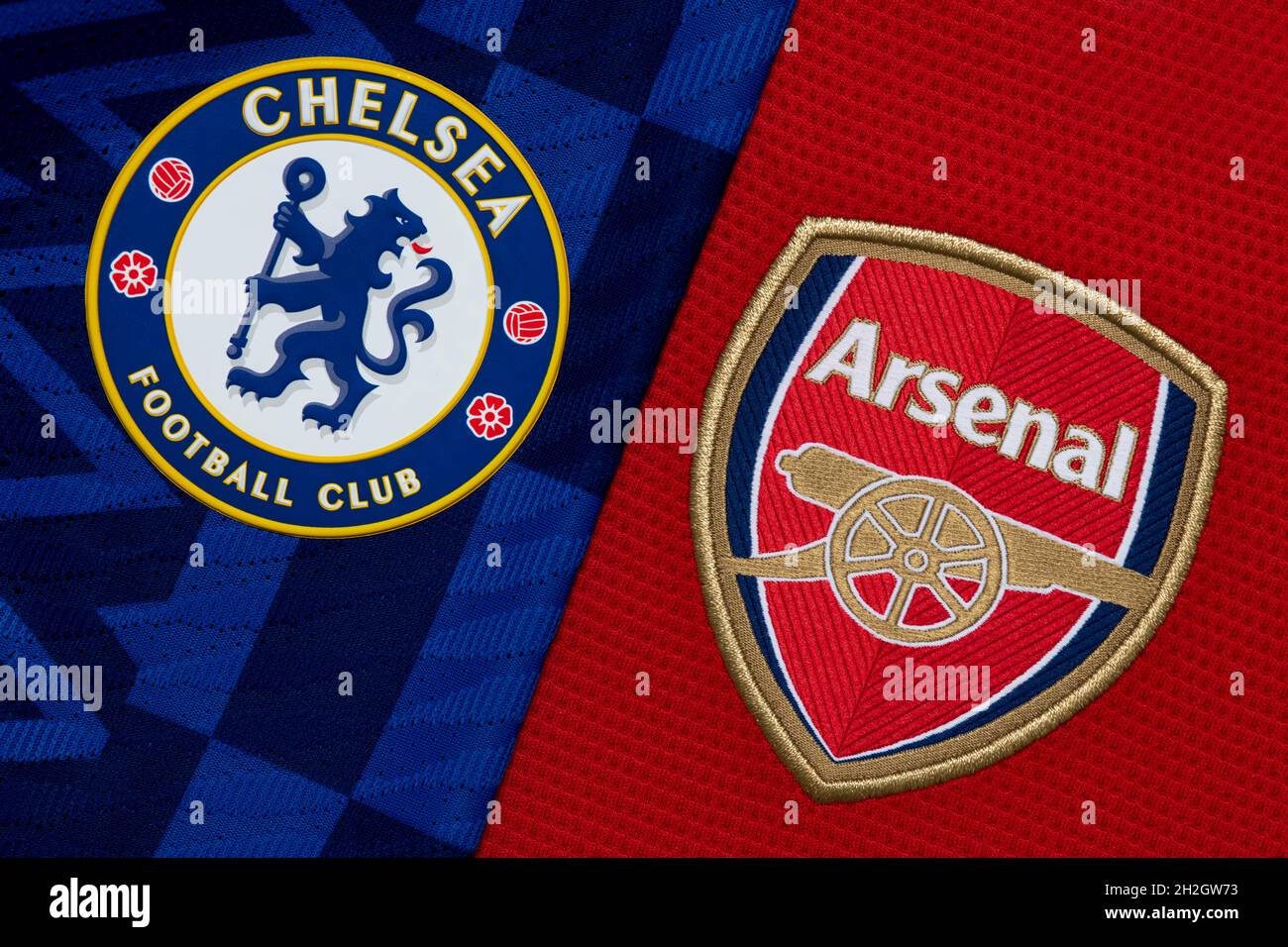 Nahaufnahme des Vereinswappens von Chelsea und Arsenal. Stockfoto