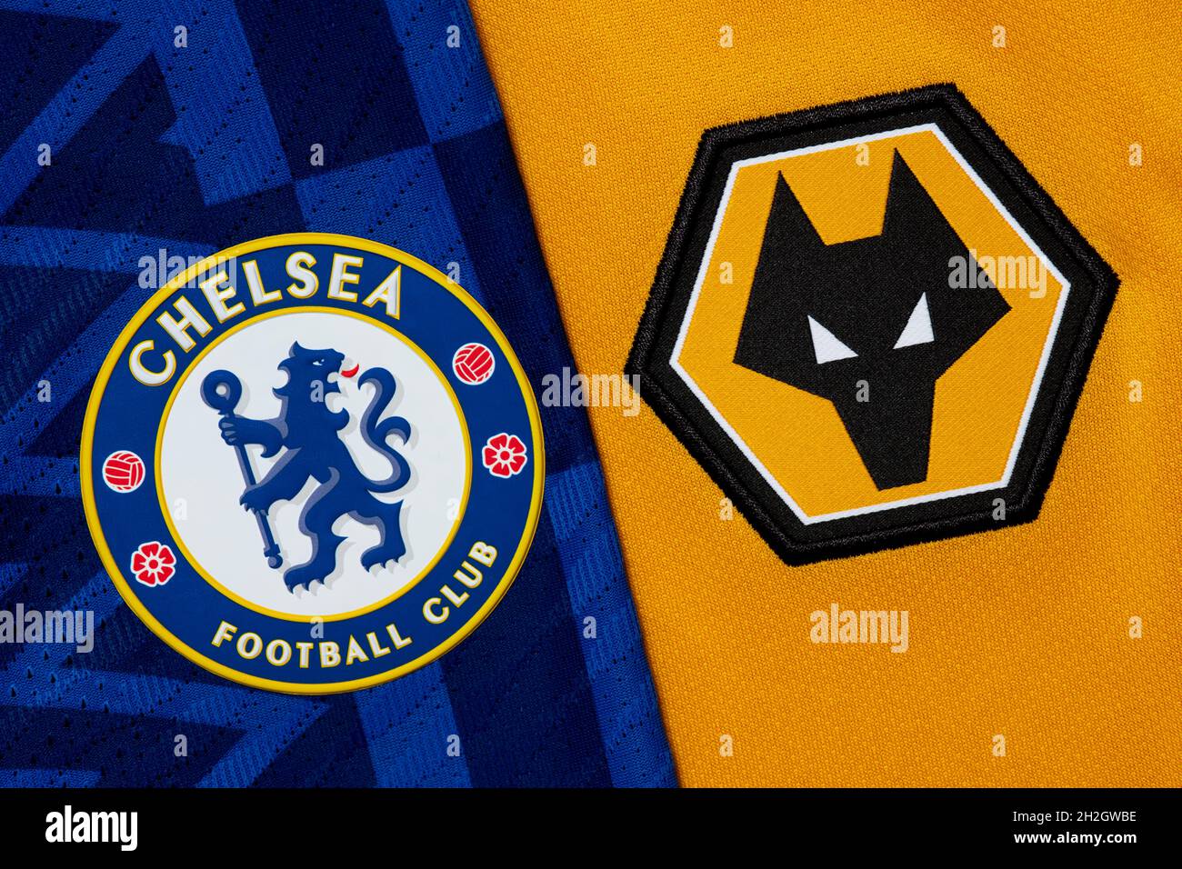 Nahaufnahme von Wolverhampton Wanderers und Chelsea Club Wappen. Stockfoto