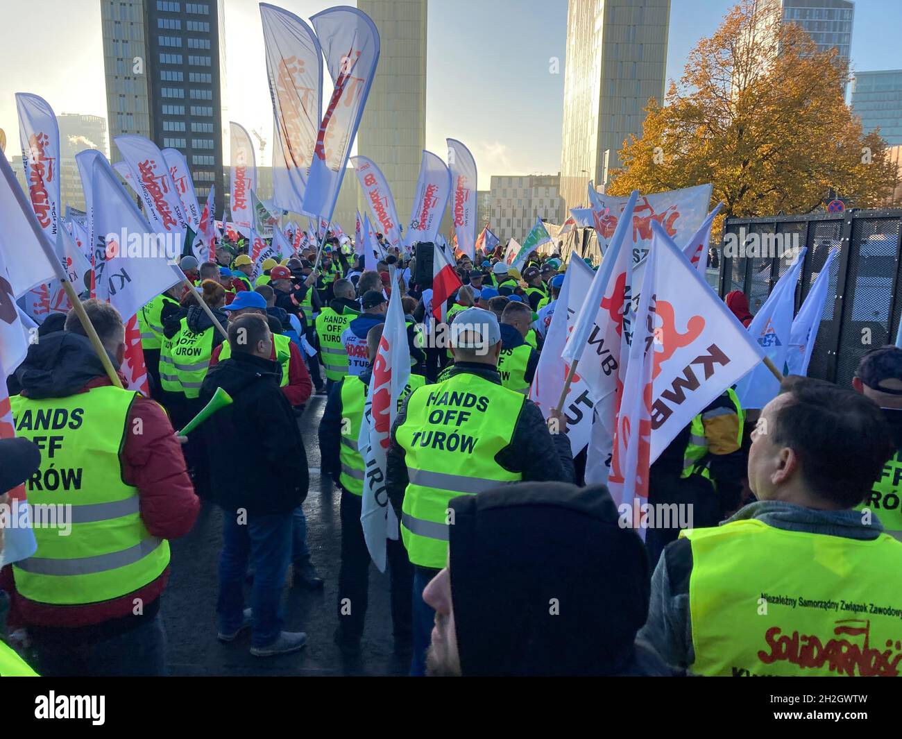 Luxemburg. 22. Oktober 2021: Luxemburg, Luxemburg. Oktober 2021. Am Freitag, den 22. Oktober 2021, fand vor dem Sitz des Europäischen Gerichtshofs in Luxemburg ein Protest der unabhängigen polnischen Gewerkschaft „Solidarnosc“ (Solidarität) gegen eine Anordnung des Gerichts der Europäischen Union zur sofortigen Schließung der Turow-Braunkohle in der Tschechischen Republik und an der Grenze zu Polana statt. Quelle: CTK/Alamy Live News Stockfoto