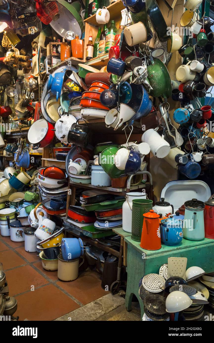 Vertikale Ansicht eines Teils des Merchandising eines Vintage-Töpferwarenladens im San Telmo Markt, San Telmo-Viertel, Buenos Aires, Argentinien Stockfoto