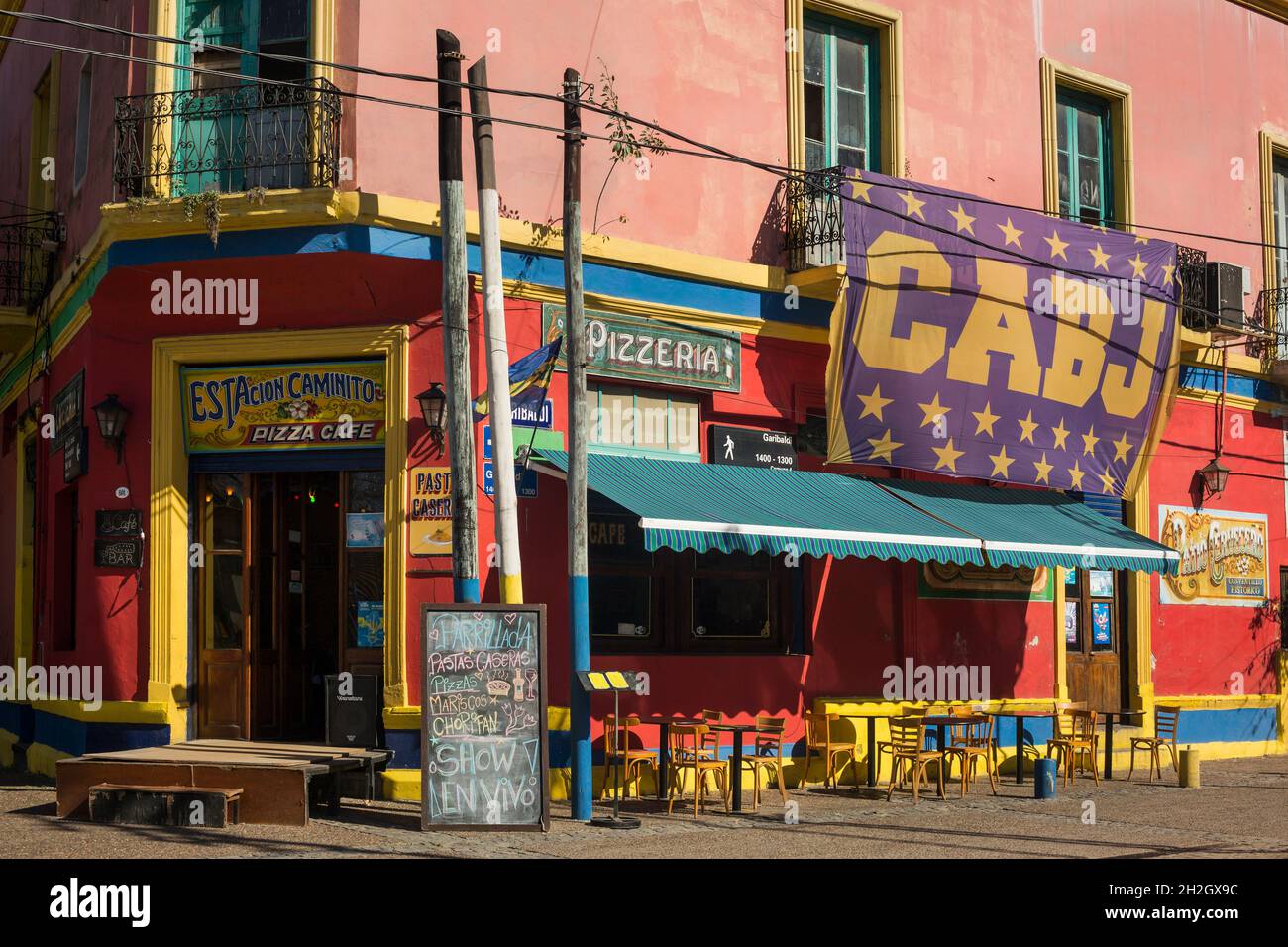 Horizontaler Blick auf den Eingang des Restaurants Estación Caminito, mit einer CABJ-Flagge, im Viertel La Boca, Buenos Aires, Argentinien Stockfoto