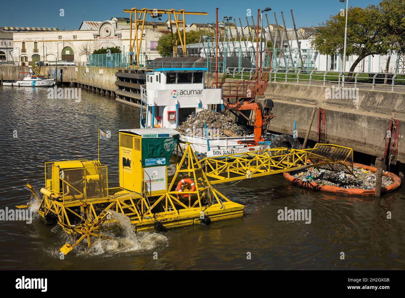 Horizontale Ansicht einiger Abfallsammler-Maschinen über dem Fluss Matanza (auch bekannt als Riachuelo an seiner Mündung in River Plate), La Boca, Buenos Aires Stockfoto