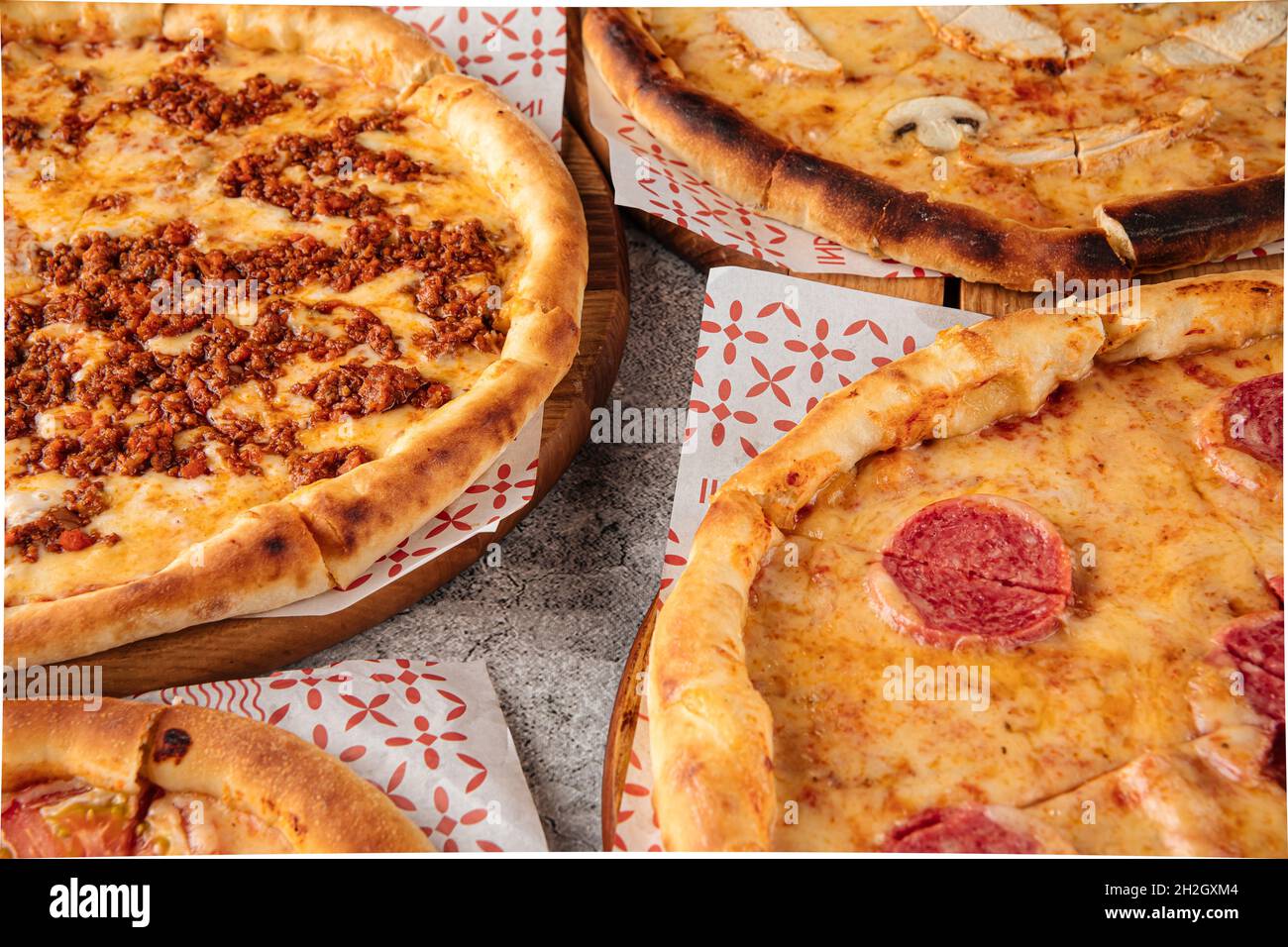 Verschiedene Pizzen an den Rändern des Rahmens Stockfoto