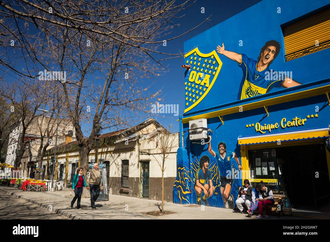 Horizontale Ansicht eines farbenfrohen Fußballbildes auf einer Straße in der Nähe des Fußballfeldes Boca Juniors im Viertel La Boca, Buenos Aires, Argentinien Stockfoto
