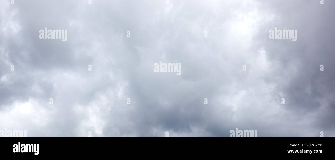 Dramatische schwarze Wolke vor Regen. Wunderschöne Wolkenlandschaft über Horizont, Himmel Stockfoto