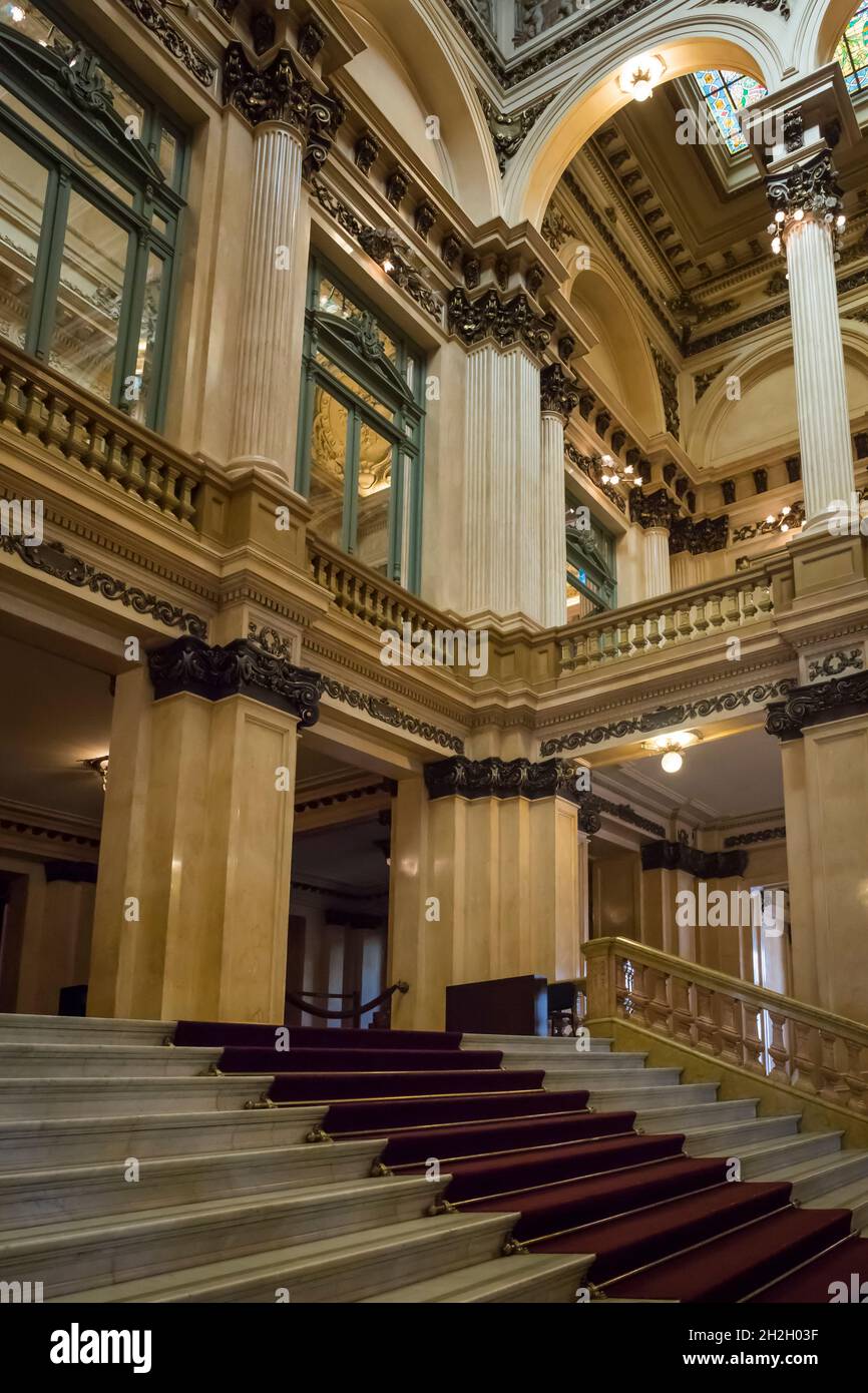 Vertikale Seitenansicht der eleganten Lobby-Treppe des Teatro Colón (Columbus Theater), Congreso-Viertel, Buenos Aires, Argentinien Stockfoto