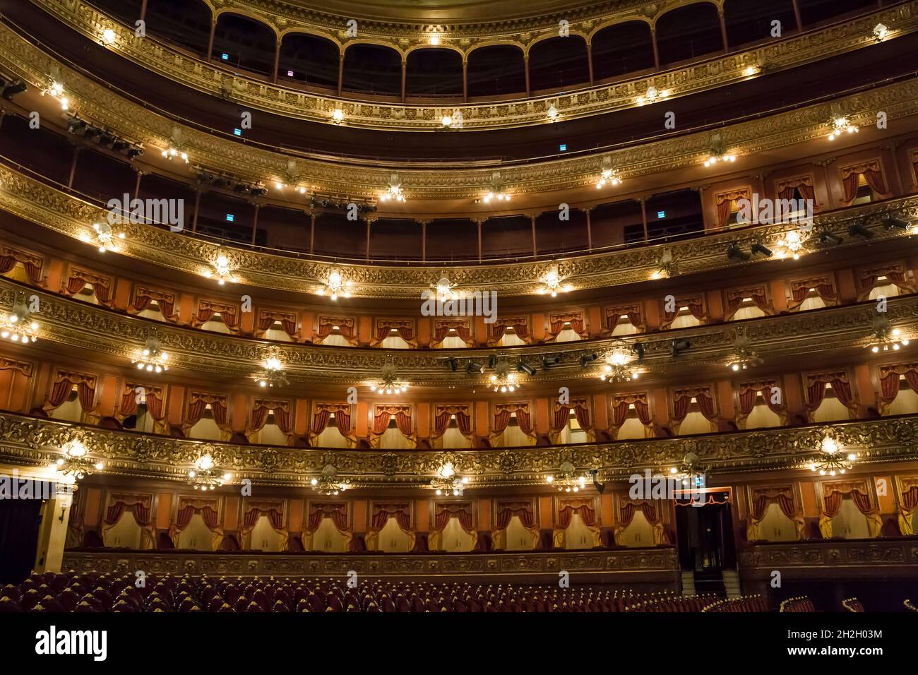 Panoramablick auf die Stände und Kastensitze des Teatro Colón (Columbus Theatre), Congreso-Viertel, Buenos Aires, Argentinien Stockfoto