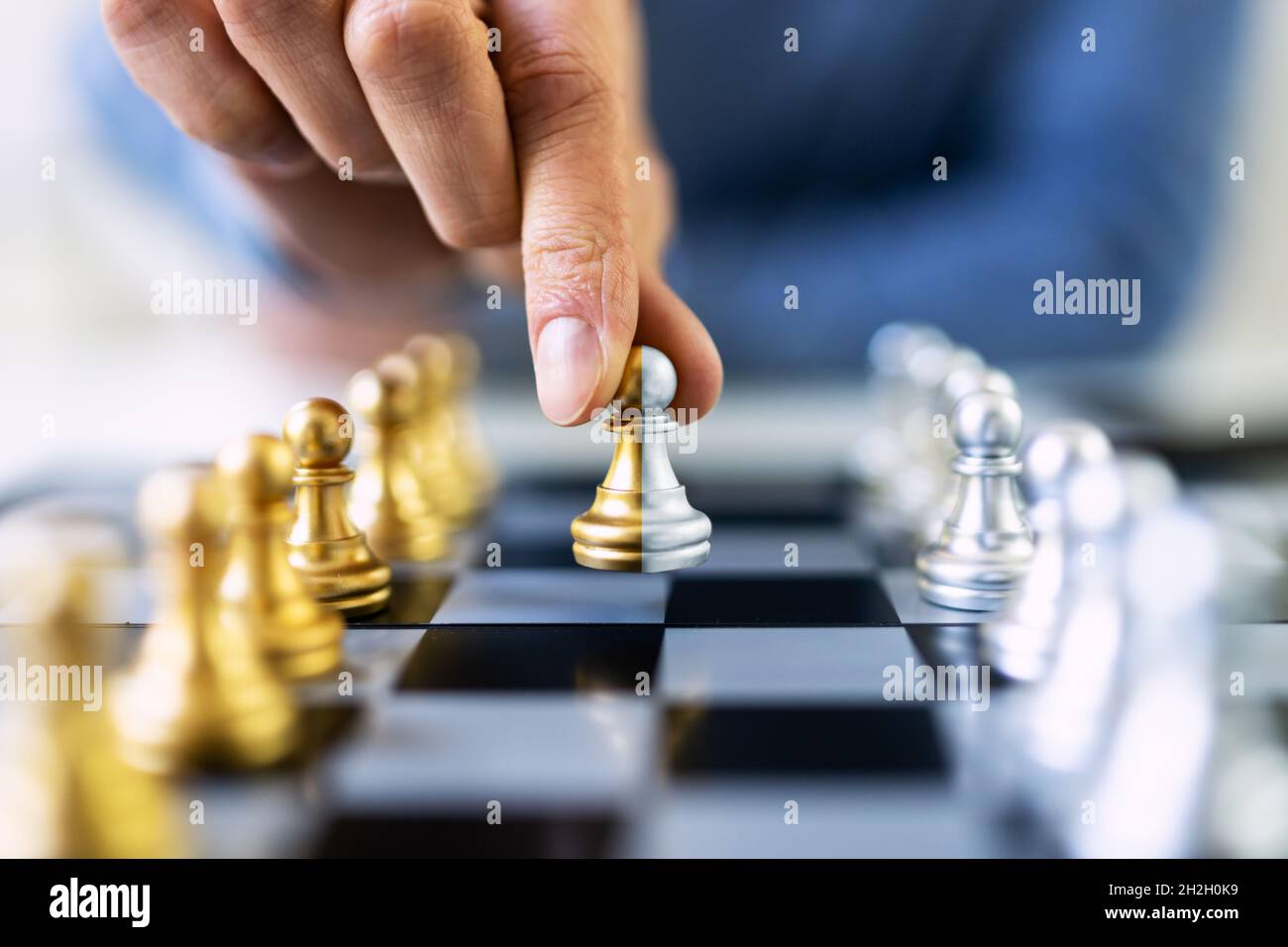 Unternehmensfeger Und Partnerschaft. Chess Pawn Versöhnung Und Zusammenführen Stockfoto