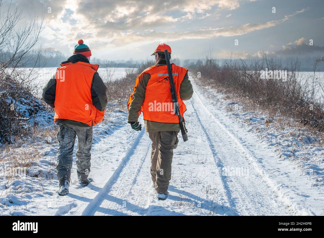Zwei Jäger im Schnee Stockfoto