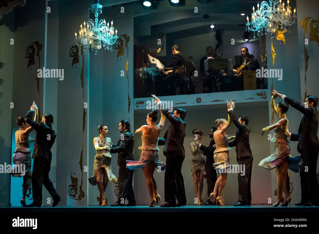 Horizontale Aufnahme einer Gruppe von Tänzern in einer Tango-Performance mit Astor Piazzola-Musik im historischen Café de los Angelitos, Congreso, Buenos Aires Stockfoto