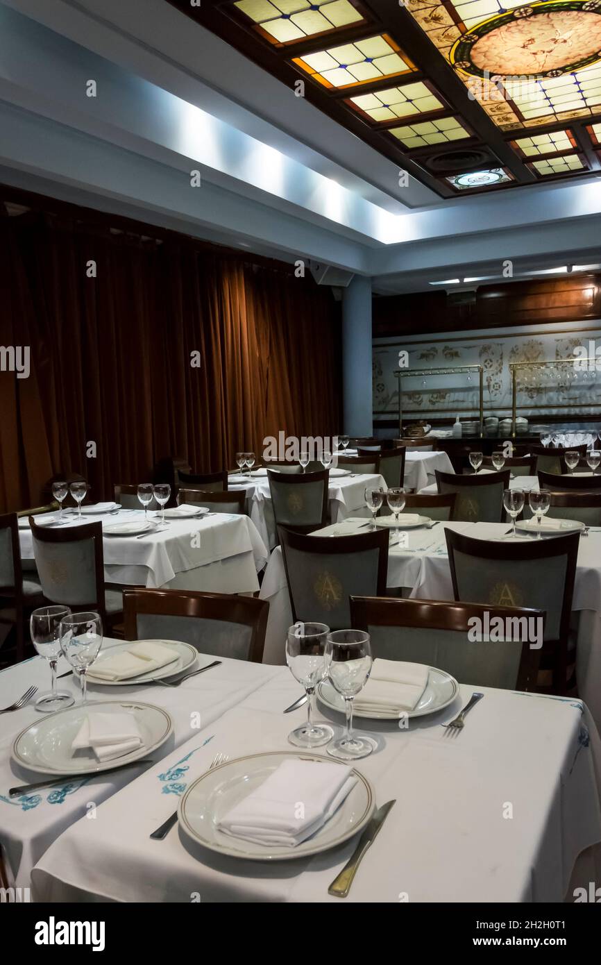 Vertikaler Blick auf den leeren Vintage-Speisesaal des historischen Café de los Angelitos, Congreso-Viertel, Buenos Aires, Argentinien Stockfoto