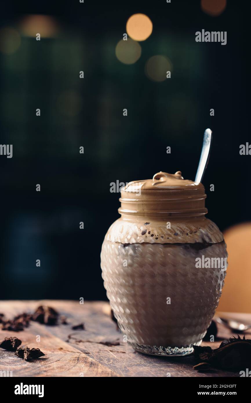 Hausgemachter Dalgona-Kaffee in einem Einmachglas. Stockfoto
