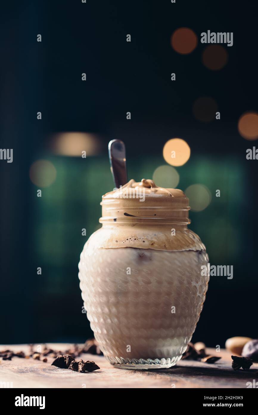 Hausgemachter Dalgona-Kaffee in einem Einmachglas. Stockfoto