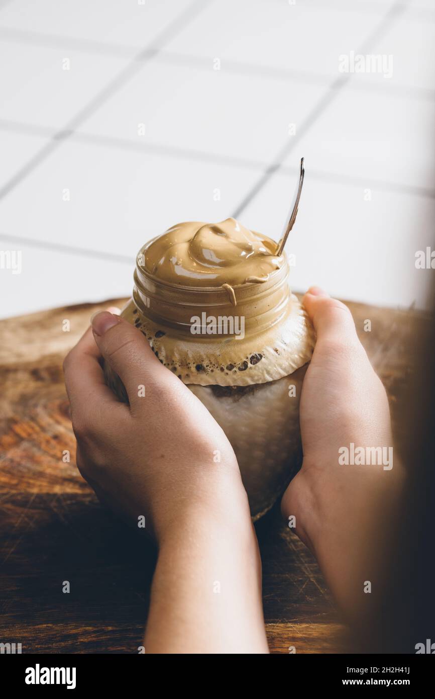 Hausgemachter Dalgona-Kaffee in einem Einmachglas. Stockfoto
