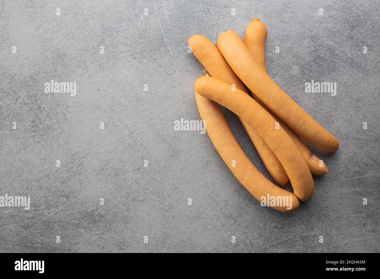 Geräucherte frankfurter Würstchen auf dem Küchentisch. Draufsicht. Stockfoto