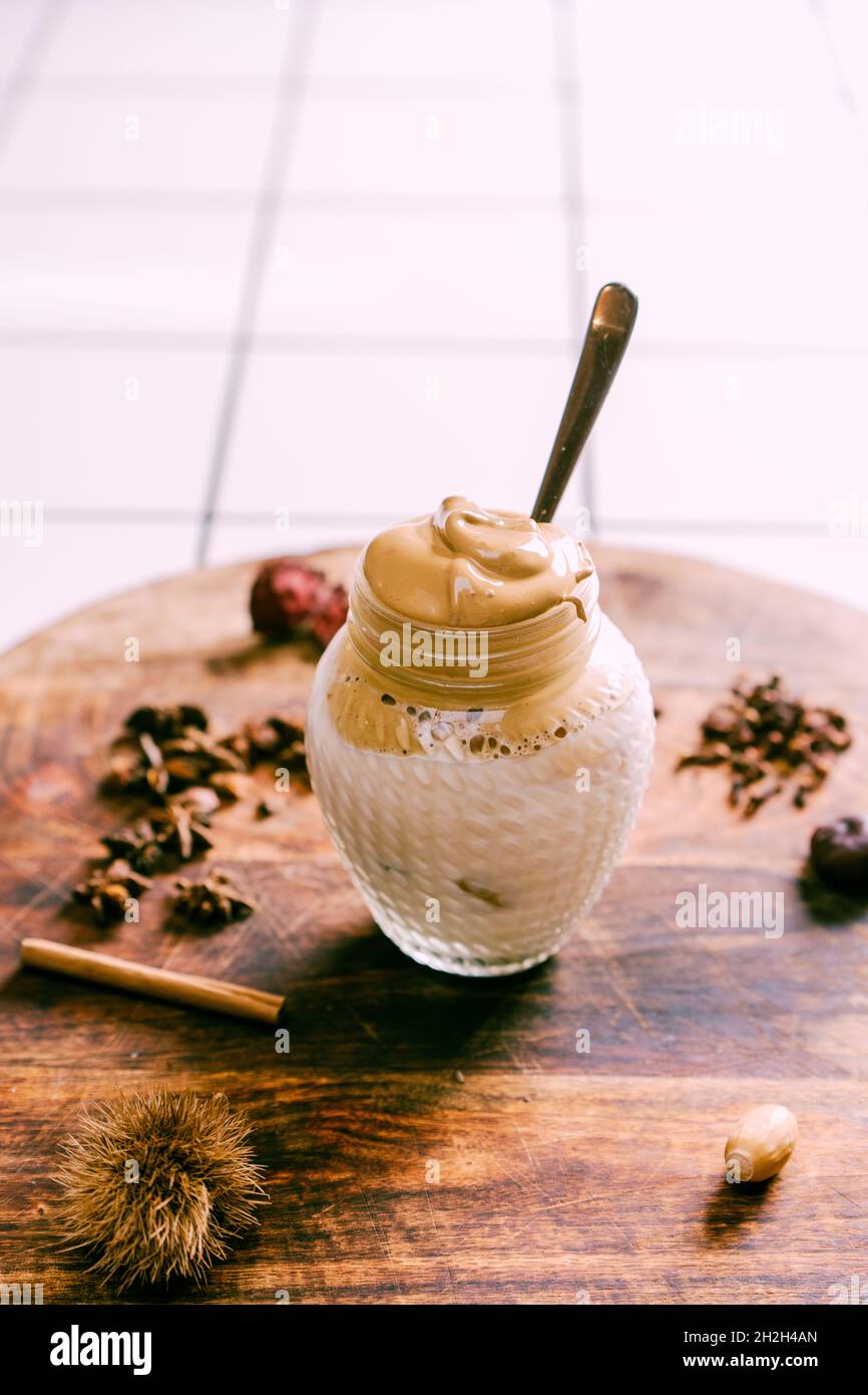 Hausgemachter Dalgona-Kaffee in einem Einmachglas. Stockfoto