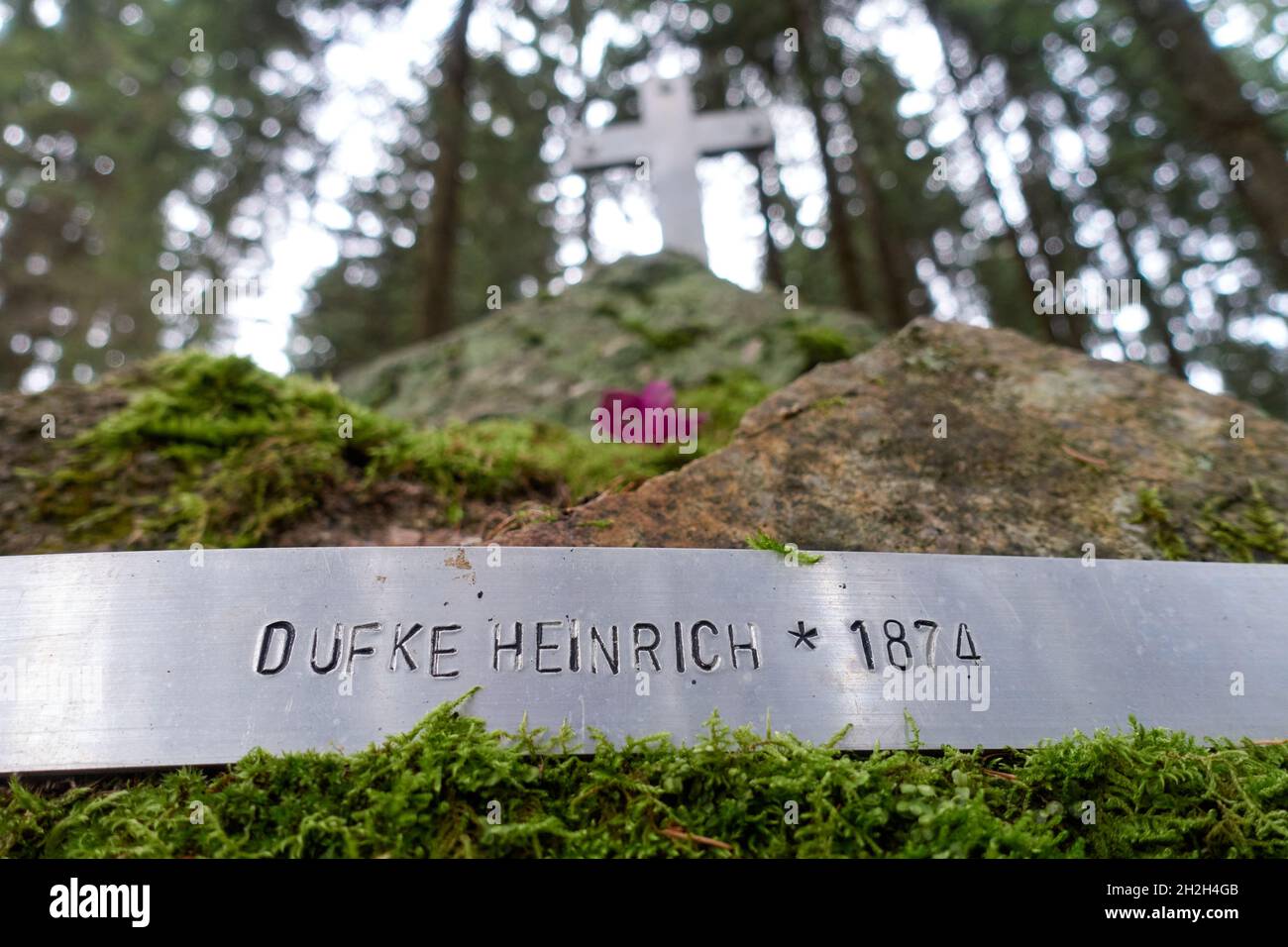 Staudamm, der am Fluss Bila Desna (protrzena prehrada) in der Nähe des Dorfes Desna im Isergebirge, Tschechische Republik, 20. Oktober 2021. Die Struktur Stockfoto