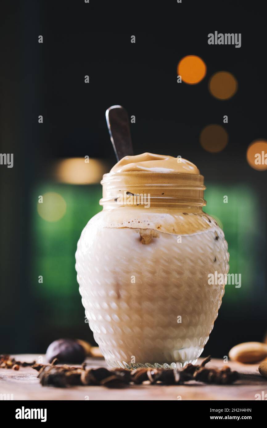 Hausgemachter Dalgona-Kaffee in einem Einmachglas. Stockfoto