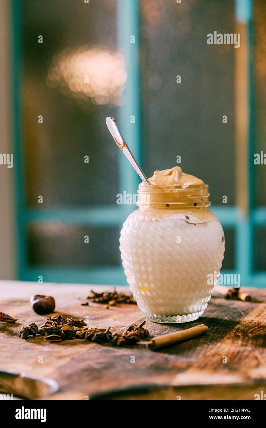 Hausgemachter Dalgona-Kaffee in einem Einmachglas. Stockfoto