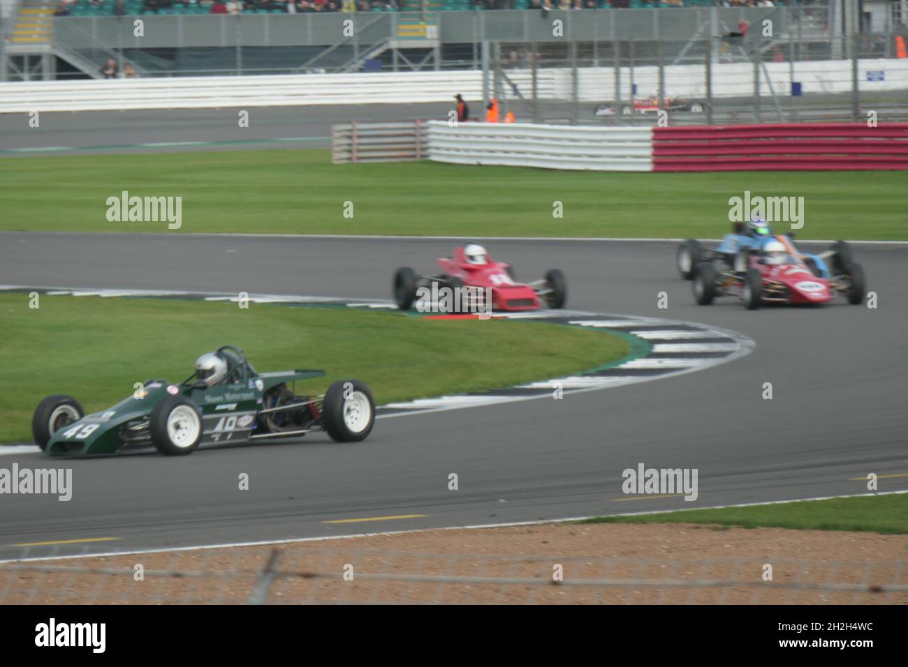 Silverstone Museum Northamptonshire UK Speed Track Sport Rennwagen Knie nach unten nach außen Design Helme schnell entworfen Stockfoto