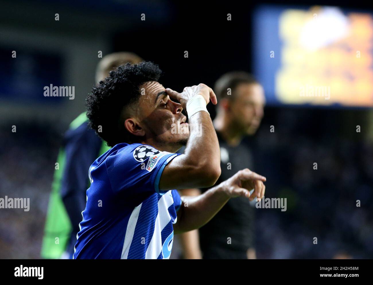 PORTO, PORTUGAL - 19. OKTOBER: Luis Díaz vom FC Porto feiert sein Eröffnungstreffer während des UEFA Champions League-Spiel der Gruppe B zwischen dem FC Porto und dem AC Mailand im Estadio do Dragao am 19. Oktober 2021 in Porto, Portugal. (Foto nach MB-Medien) Stockfoto