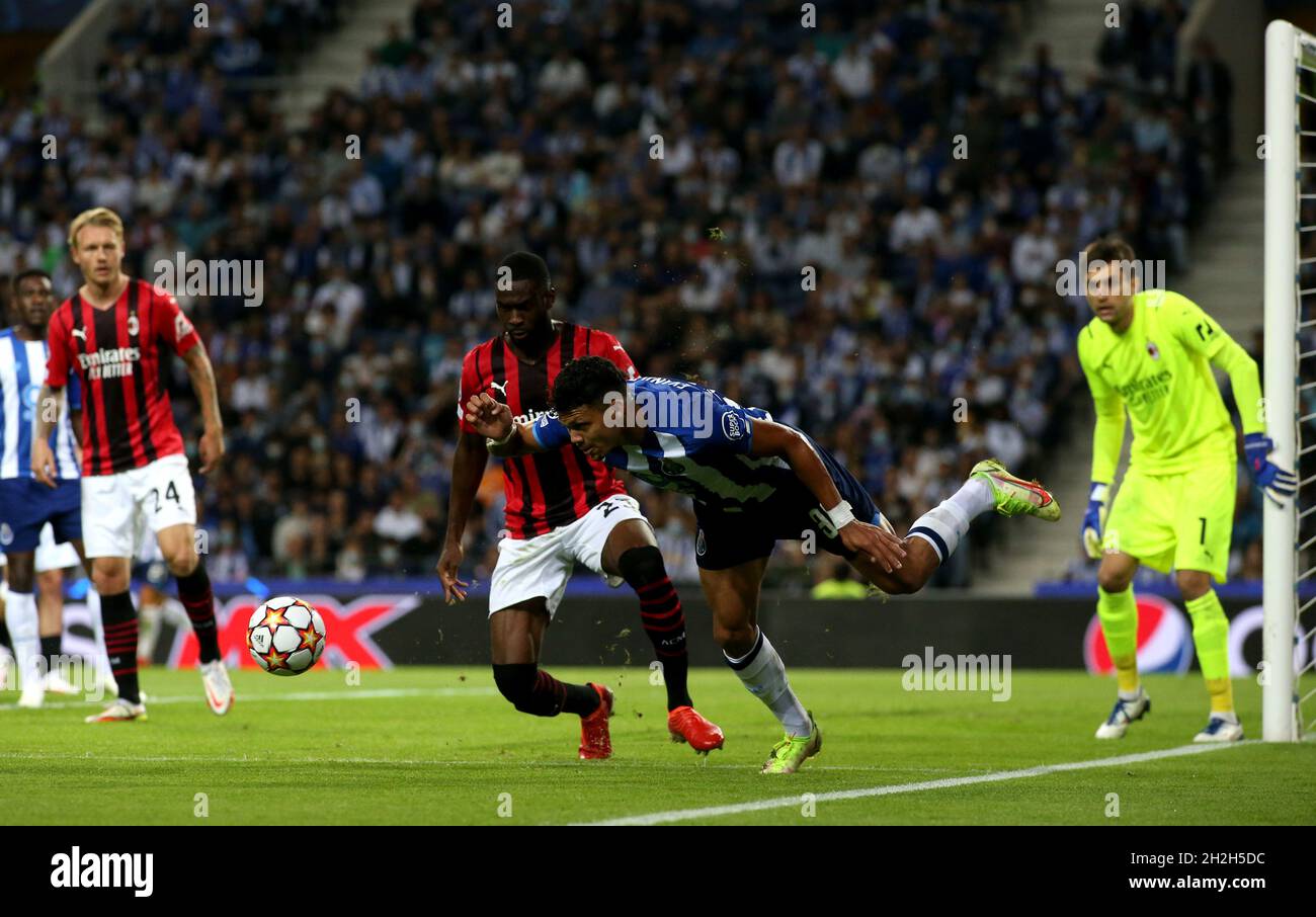 PORTO, PORTUGAL - 19. OKTOBER: Evanilson vom FC Porto tritt beim UEFA Champions League-Spiel der Gruppe B zwischen dem FC Porto und dem AC Mailand am 19. Oktober 2021 im Estadio do Dragao in Porto, Portugal, um den Ball mit Fikayo Tomori vom AC Mailand an. (Foto nach MB-Medien) Stockfoto