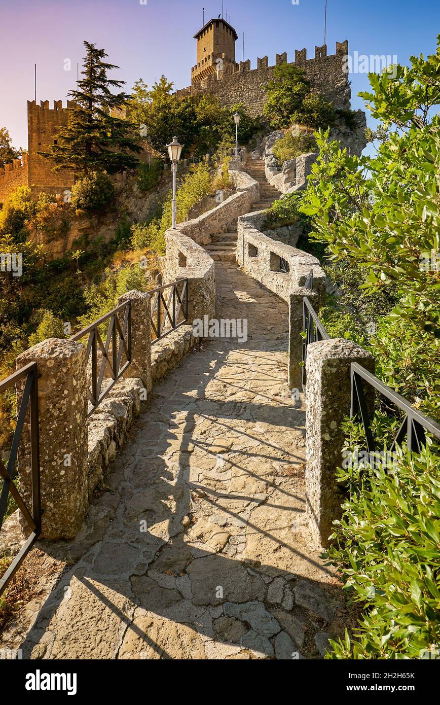 Ein Weg zum Schloss von san marino. Stockfoto