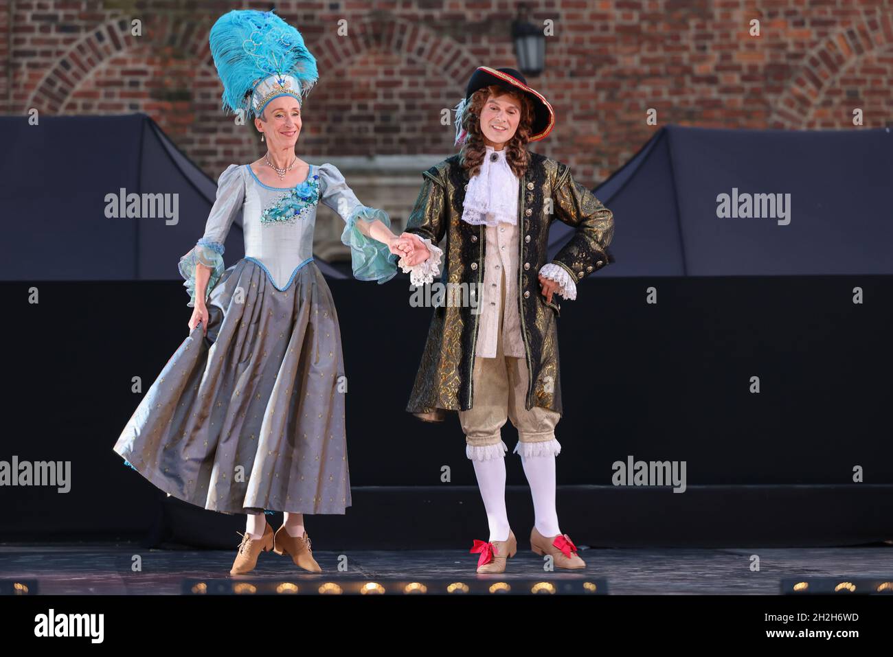 Krakau, Polen - 25. Juli 2021: Künstler in Kostümen treten auf der Bühne während einer Show von Hofentänzen auf dem Hauptmarkt im Rahmen des 22. Cracovia Danza Court Dance Festival auf Stockfoto