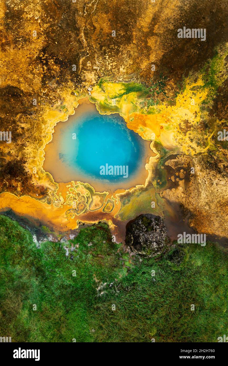 Luftaufnahme eines farbenfrohen geothermischen Gebiets in einem aktiven vulkanischen System. Stockfoto