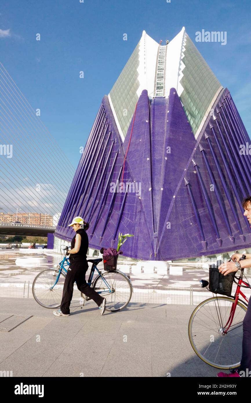 Touristenfahrrad Spanien Valencia Stadt der Künste und Wissenschaften Menschen fahren Fahrräder Sightseeing moderne Gebäude Frau, die ein Fahrrad schiebt Stockfoto