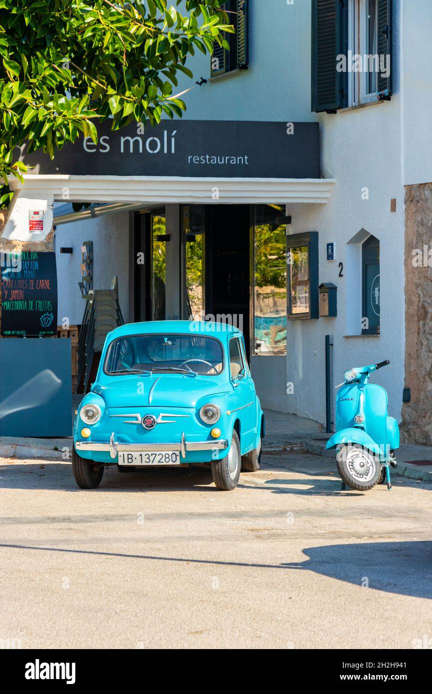 Vintage türkis Fiat 600 und Vespa Roller vor Es Moli Restaurant in Sant Elm Mallorca Stockfoto