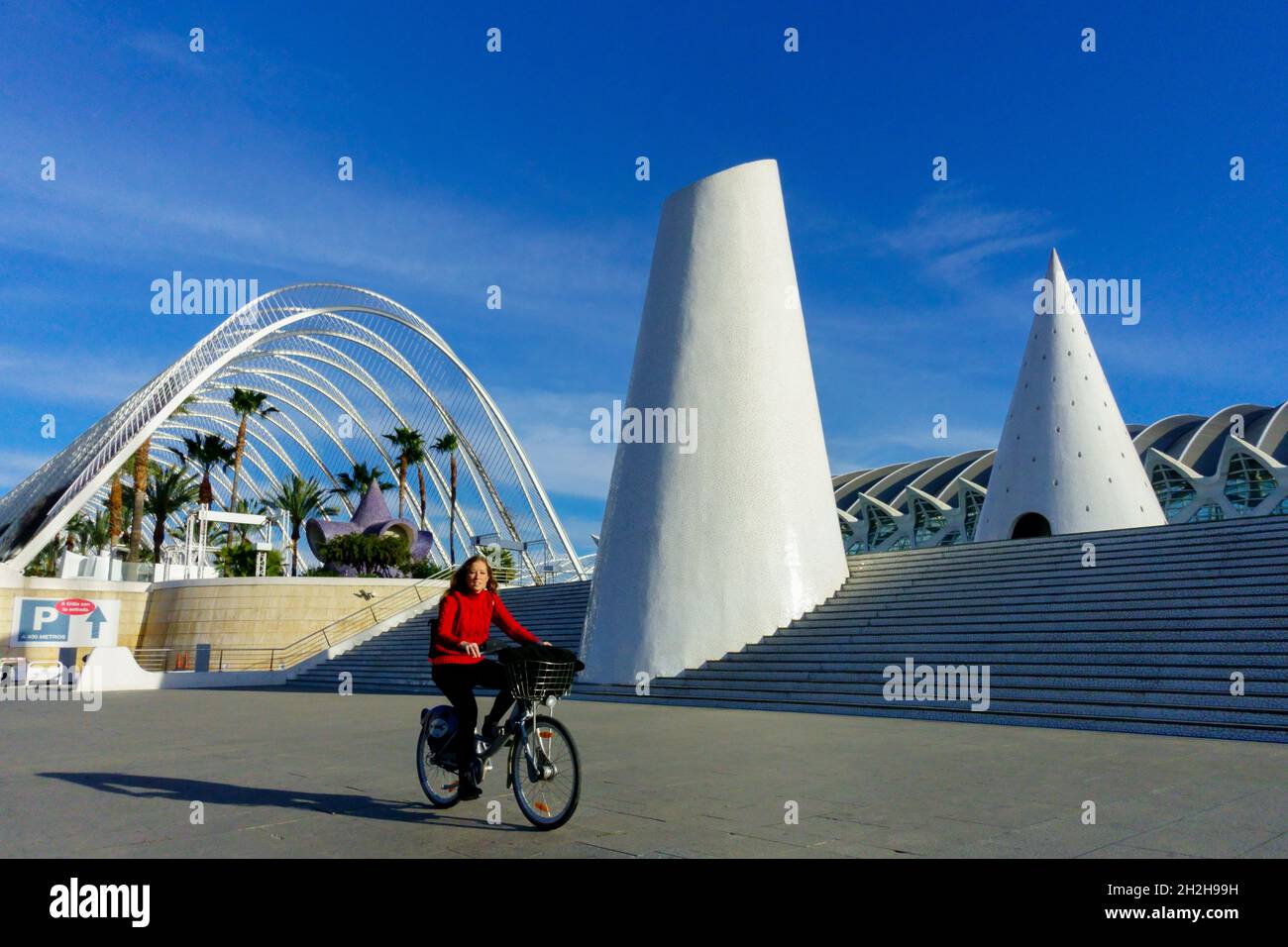 City Europa Valencia Spanien Fahrrad Moderne Architektur Zeitgenössischer Lebensstil Fahrrad Frau Radfahren Fahrrad Europäische Städte Valencia Umbracle Arch Stockfoto
