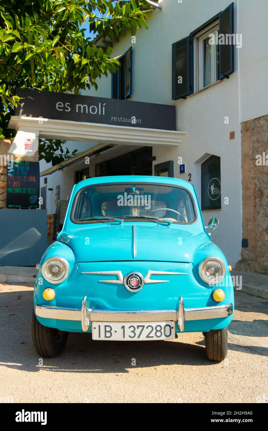 Vintage türkis Fiat 600 vor dem Es Moli Restaurant in Sant Elm Mallorca Stockfoto