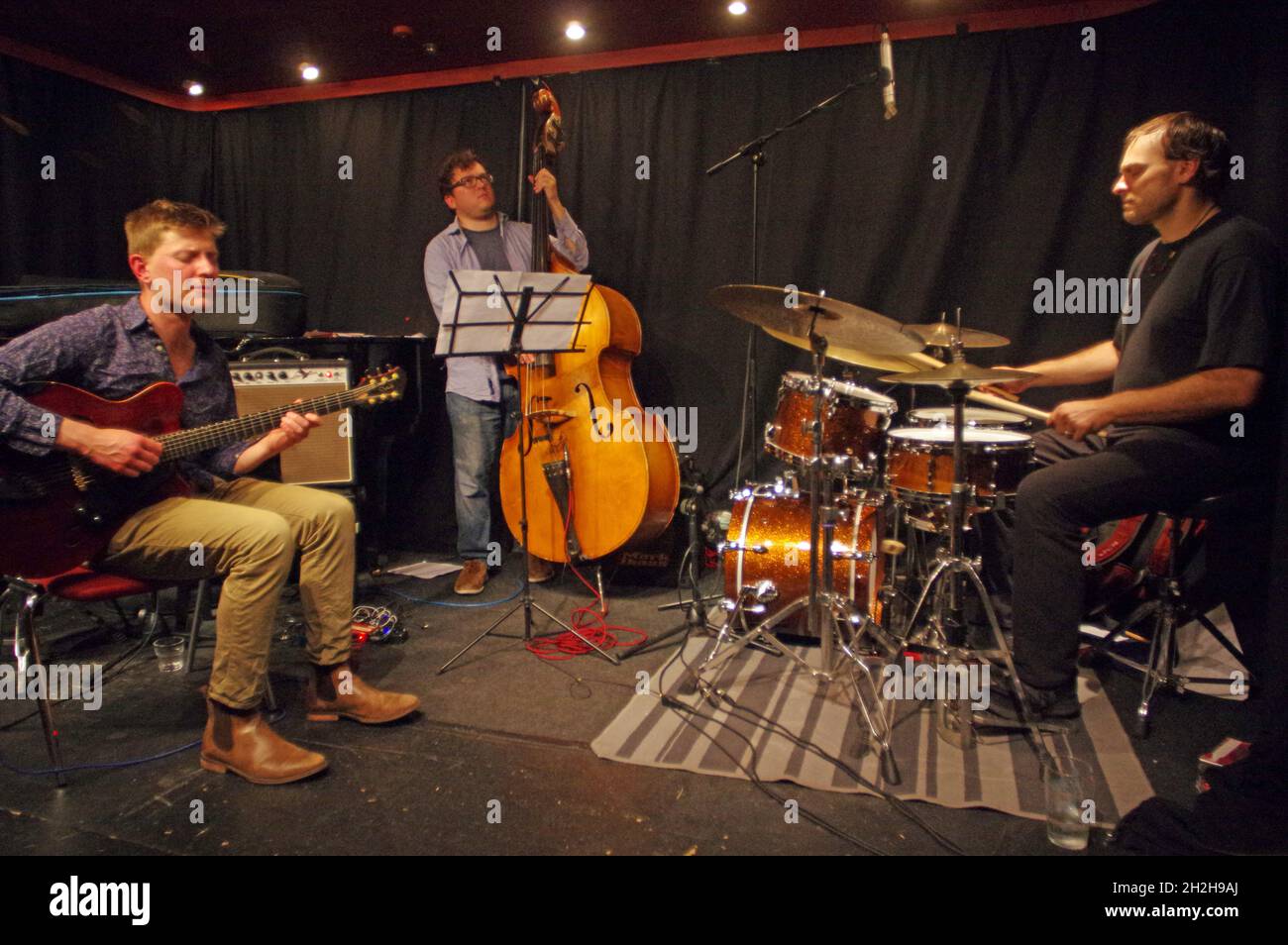 Tom Ollendorf, Conor Chaplin und Ari Hoenig, Ari Hoenig Trio, Judict Jazz Club, Brghton, East Sussex, Oktober 2021. Stockfoto
