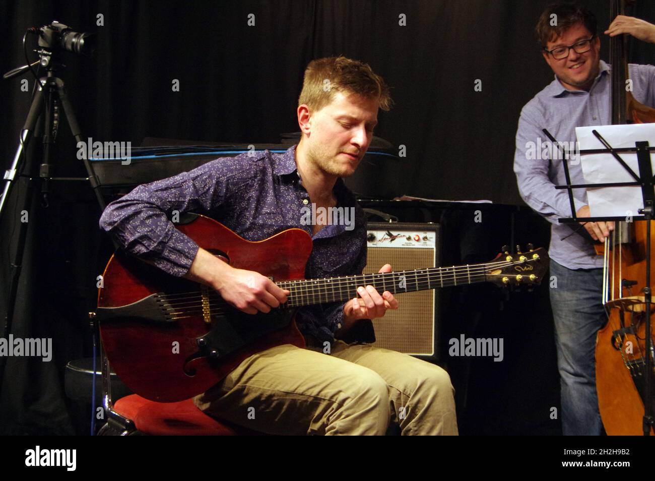 Tom Ollendorf, Ari Hoenig Trio, Judict Jazz Club, Brghton, East Sussex, Oktober 2021. Stockfoto