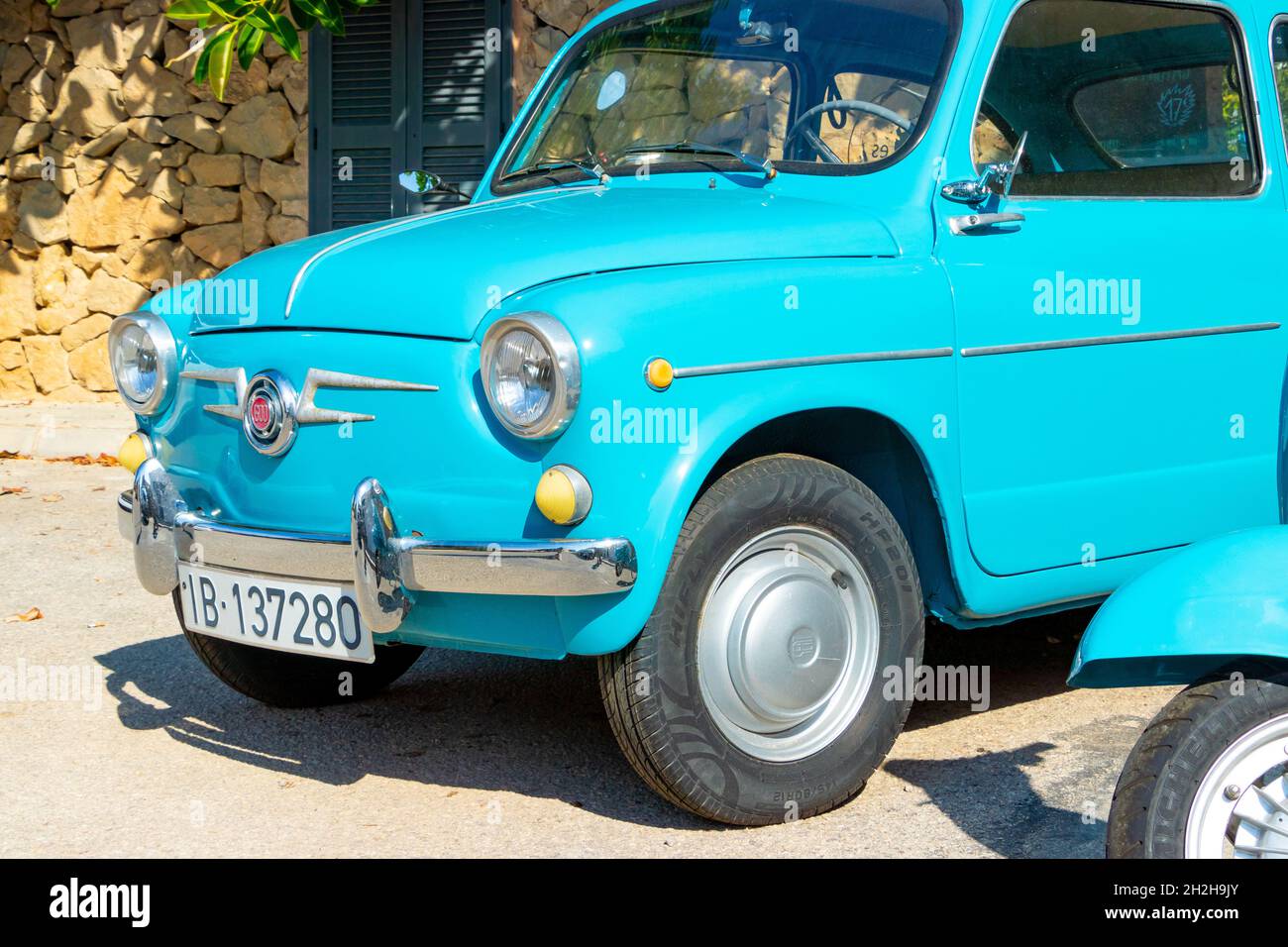 Vintage türkis Fiat 600 vor dem Es Moli Restaurant in Sant Elm Mallorca Stockfoto