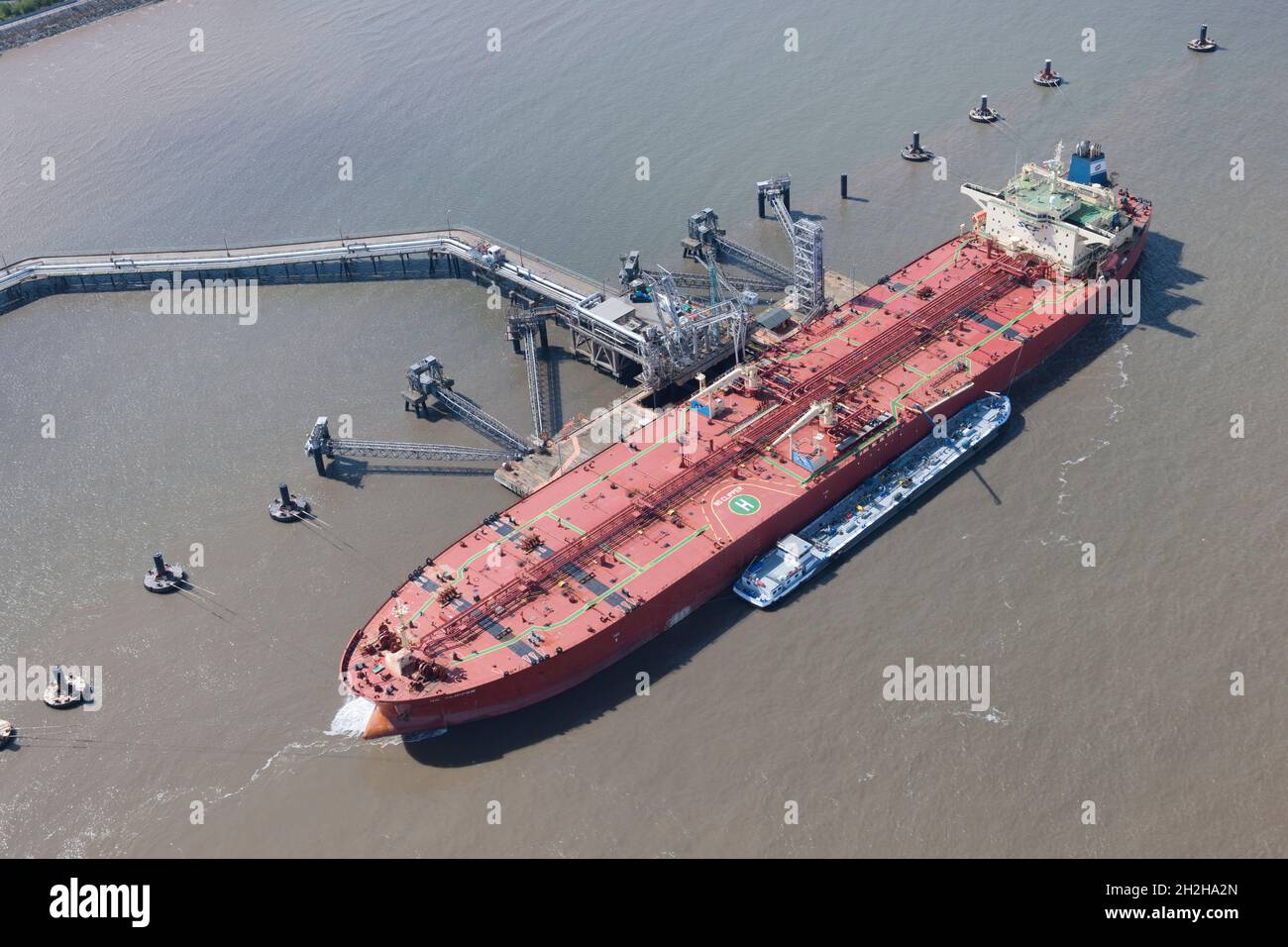 Ein Schiff vertäute auf der schwimmenden Bühne auf dem Fluss Mersey am Tranmere Oil Terminal, Wirral, 2015. Stockfoto